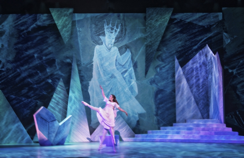 Snödrottningen (Scen 6) - Laurie Nielsen som Gerda med Oh Land i bakgrunden som Snödrottningen i hennes Palats