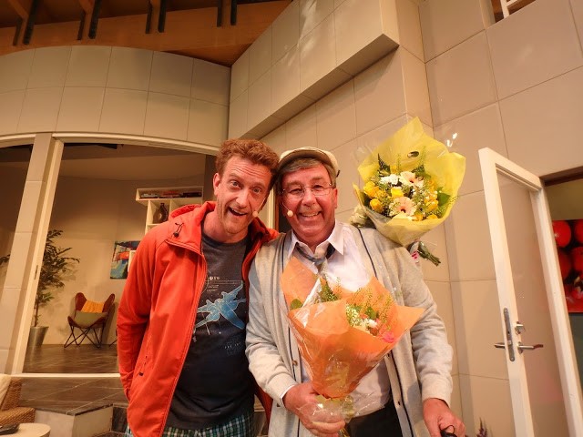 En akrobatisk Mikael Riesebeck i högform och en nedtonad Stefan Gerhardsson fick många skratt - och många blommor! - Foto: Belinda Graham