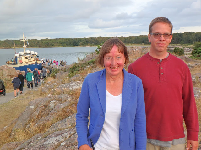 Språkguiden Ingrid Persson Skog och skepparen Nils Möller på Hallands väderö. I bakgrunden syns den berömda 100-åringen Nanny - Foto: Belinda Graham