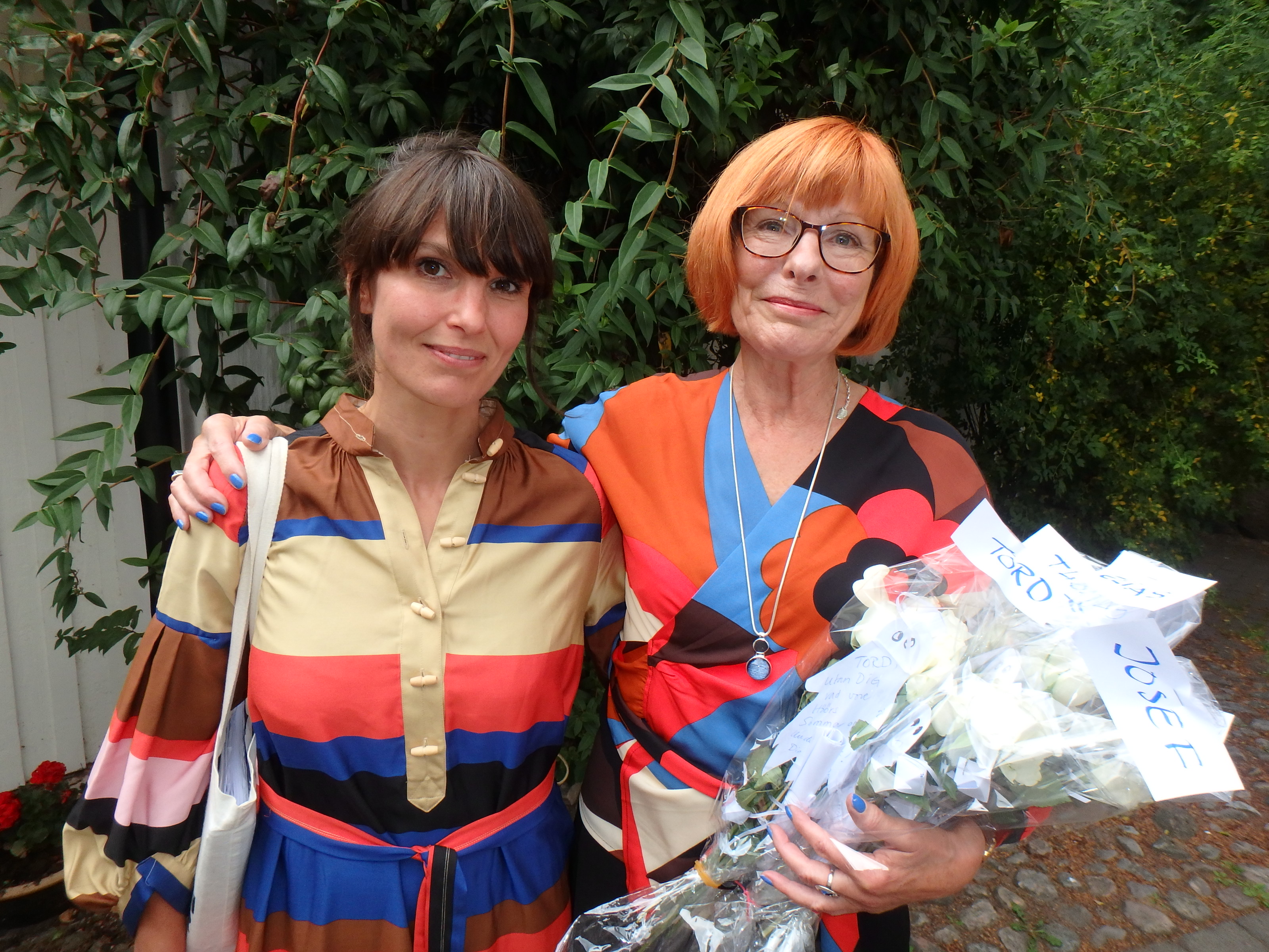 Emily Willman och Kerstin Olin - Matchande premiärdamer - ansvariga för Koreografi och Origami - Foto: Belinda Graham